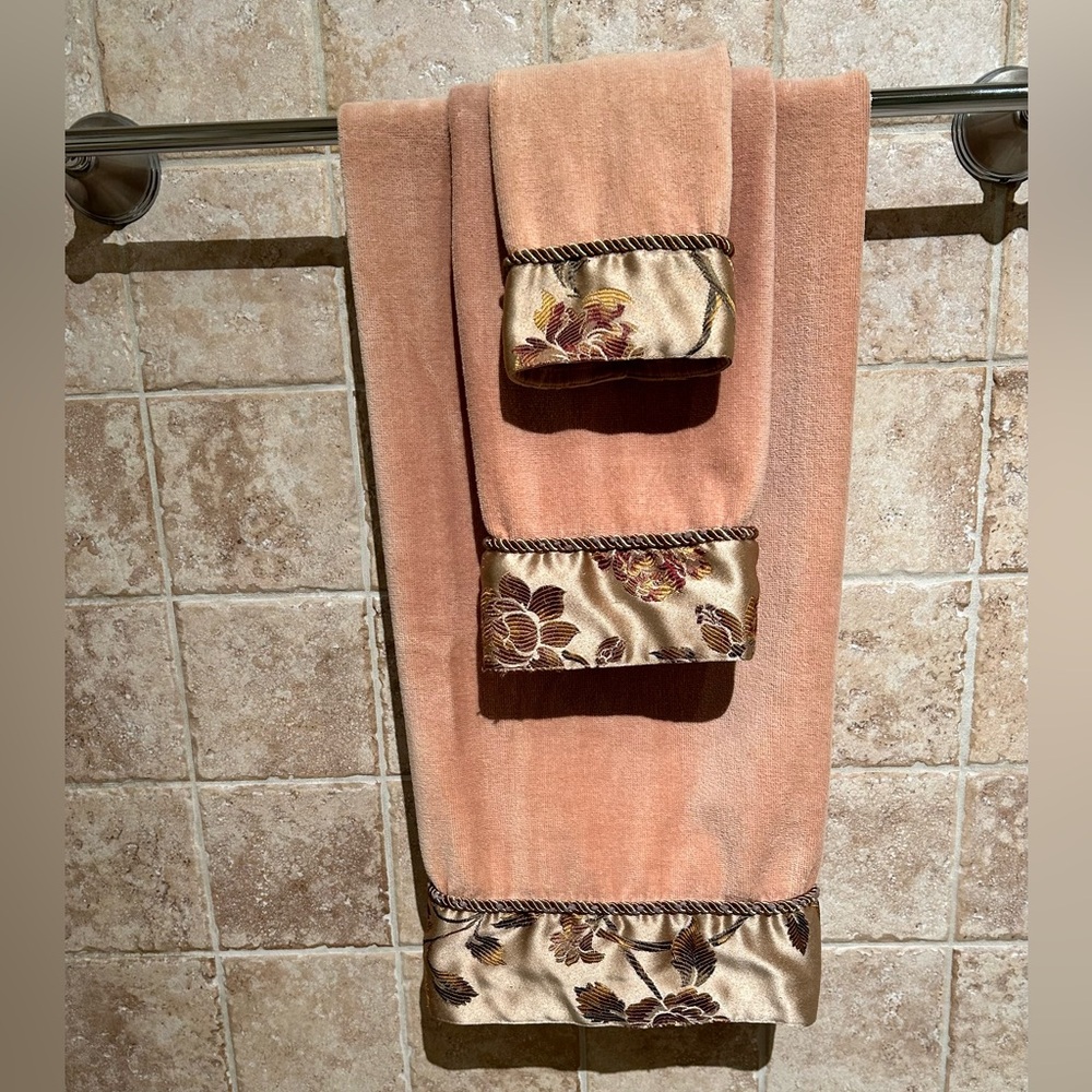 Bathroom show towels  B